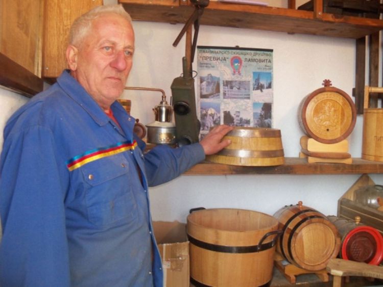 Stevo Vrač izradio ploske za Tita i Dodika