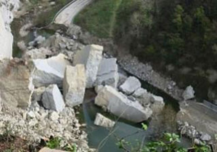 Jedan poginuo, dvoje nestalih u klizištima