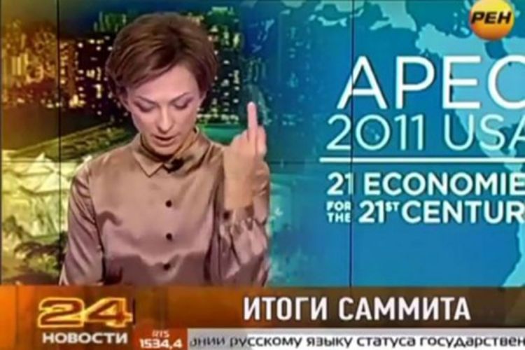 Otpuštena voditeljka koja je pokazala srednji prst dok je čitala vijest o Obami (Video)