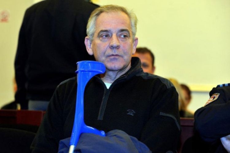 Sanader izgleda kao gospodin koji je zalutao među grupu seljaka