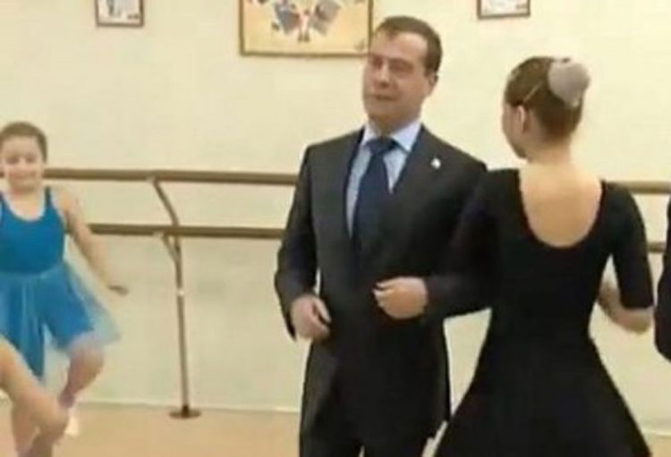 Medvedev zaprijetio NATO-u pa pobjegao od djevojčice (Video)