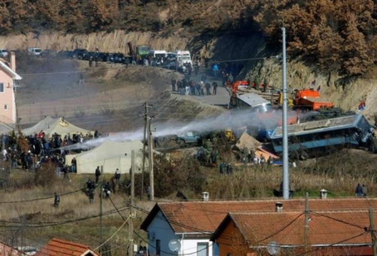 Kfor baca suzavac i šok-bombe: Povrijeđene desetine Srba (Foto)