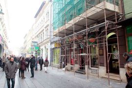 Komad fasade pao na glavu prolazniku u centru Sarajeva (Foto)
