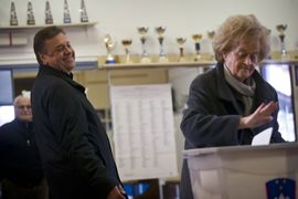 Slovenci izašli na prve prijevremene izbore