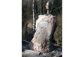 Spomenik pored kontejnera