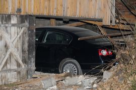 Mirsad Muhović službenim autom uletio u privatnu garažu, pa pobjegao