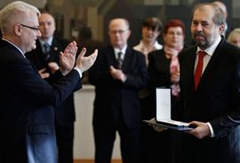 Crkva traži od Ive Josipovića da povuče odlikovanje novinaru Dragi ...