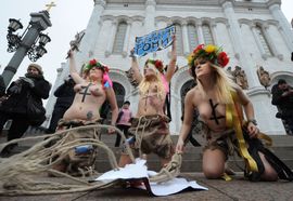 Gologrude Ukrajinke protestovale u Moskvi (Foto)