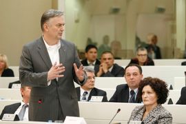 Udar SDA i SDP-a na državnu službu