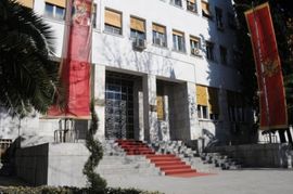 Pokušao da se spali ispred zgrade Skupštine