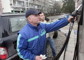 Ni kap goriva ne mogu da kupe za evre