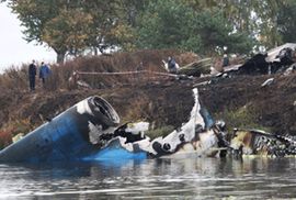 Privatni avion se srušio na autoput, poginulo pet osoba