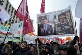 Kazna policajcu zbog prebijanja demonstranta