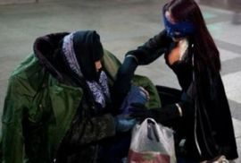 Maskirana seksi neznanka pomaže beskućnicima u Pekingu