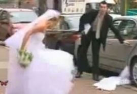 Mlada ostala u gaćicama nasred ulice (video)