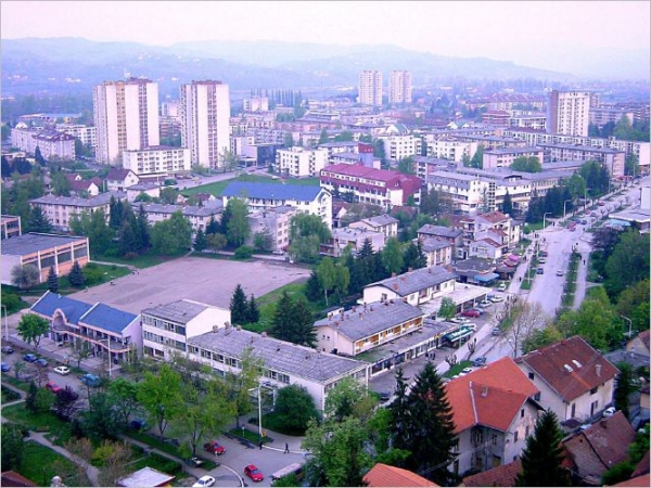 Aktivisti SDS-a protestvuju  ispred zgrade Osnovnog i Okružnog suda u Doboju
