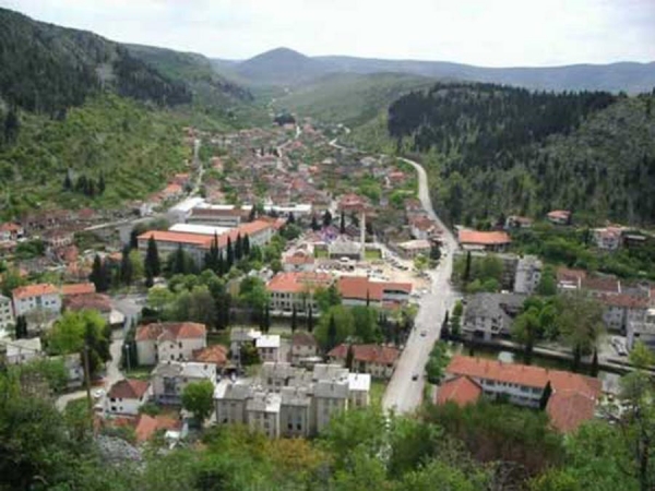 U Stocu napeto između Bošnjaka i Hrvata: Zapaljene jaslice pa zastava na džamiji