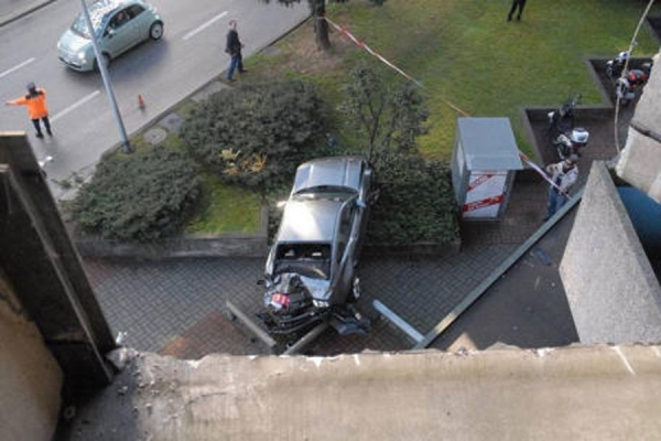 Autom sletio s trećeg sprata