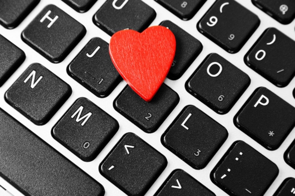 Internetski flert: Kako uspješno zavesti tipa