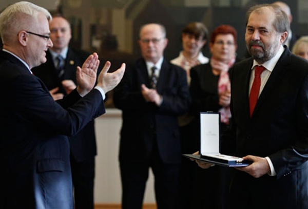 Crkva traži od Ive Josipovića da povuče odlikovanje novinaru Dragi Hedlu
