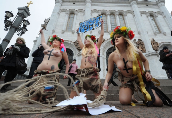 Gologrude Ukrajinke protestovale u Moskvi (Foto)