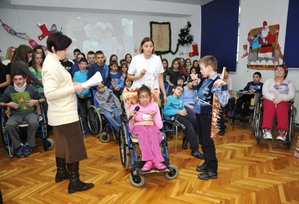 Svečanost u Zavodu Dr Miroslav Zotović: Pokloni za mališane