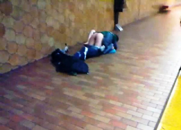 Seksali se u metrou pred prolaznicima (Video)