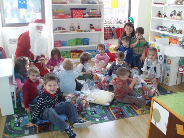 Sveti Nikola darivao djecu u "Kockici" (Foto)