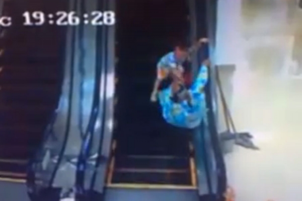 I Uzbekistanci imaju problema s pokretnim stepenicama (Video)