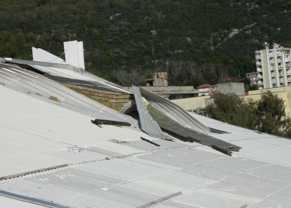 Vjetar srušio krov Instituta