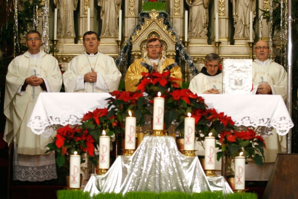 Vjernici danas proslavljaju Božić, najradosniji hrišćanski praznik