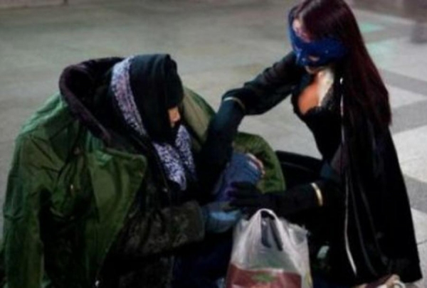 Maskirana seksi neznanka pomaže beskućnicima u Pekingu