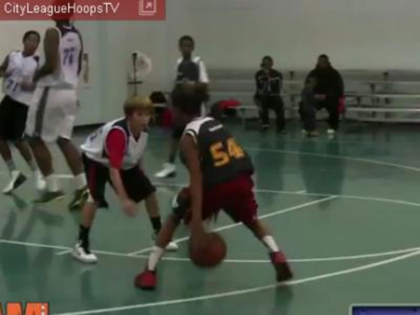 Da li je ovaj klinac buduća NBA zvijezda? (VIDEO)