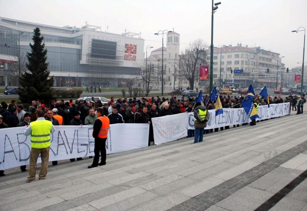 Penzionisani pripadnici OS BiH protestvuju pred centralom SDA