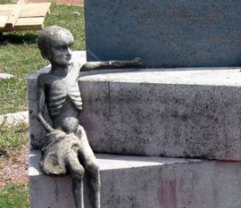 Uništena skulptura na spomeniku iz Drugog svjetskog rata