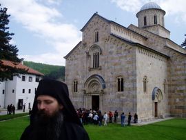 Masovna okupljanja Albanaca u centru Dečana