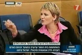 Suspendovana zato što je kolegu polila vodom