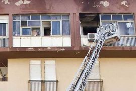 Pobio cijelu porodicu, zapalio stan i skočio s petog sprata (Video)