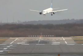 Avioni poput lista na vjetru (Video)