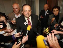 Traže da poslanici  skinu bedževe sa likom Branimira Glavaša