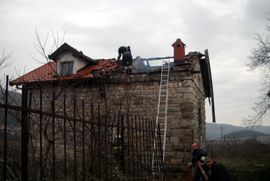 Gorjela napuštena kuća u Trebinju