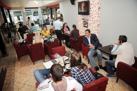 Džepovi sve plići, kafane sve punije