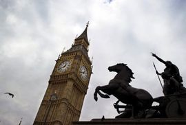 Big Ben se nakrivio, parlament tone u Temzu