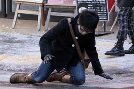 Prvi snijeg prekrio Tokio, povrijeđeno 698 ljudi