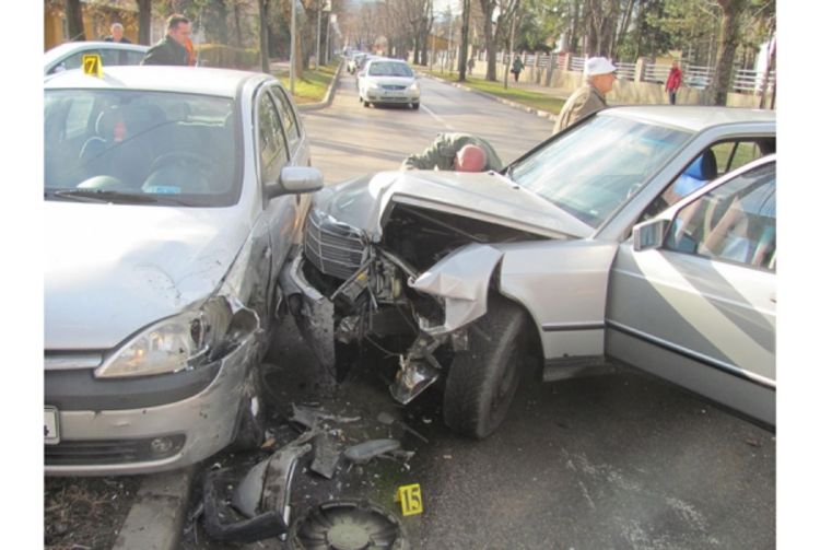 Banjaluka: U saobraćajnoj nezgodi povrijeđene dvije osobe (Foto)