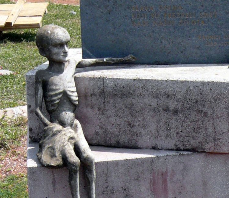 Uništena skulptura na spomeniku iz Drugog svjetskog rata