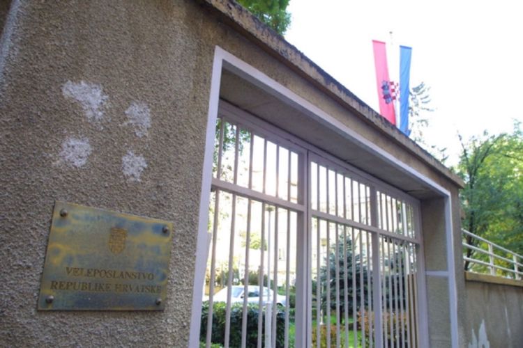  Muškarac se zapalio pred ambasadom Hrvatske u Sarajevu