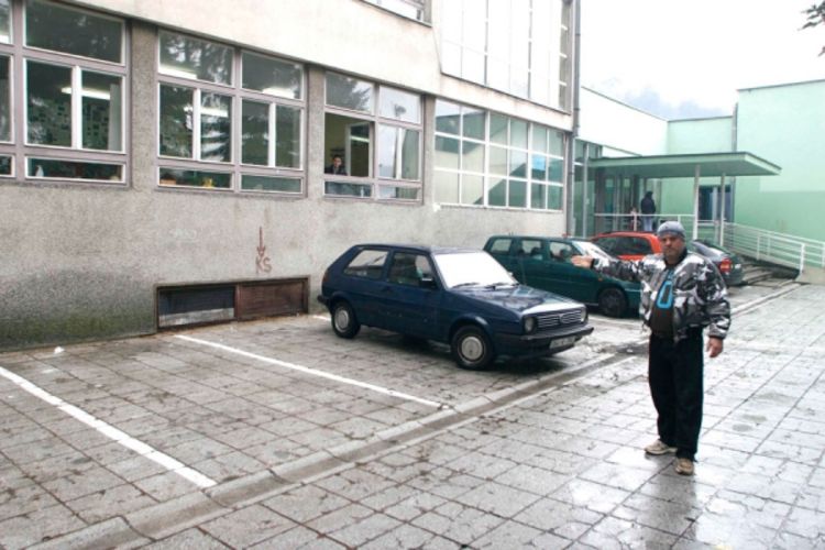 Sakib Balić koji je govorio o zločinima nad Srbima, zapalio se pred Ambasadom Hrvatske (Foto)