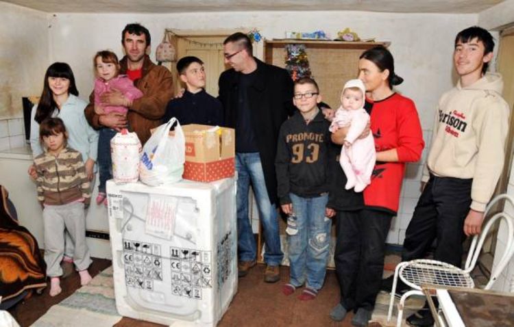 Akcija Nezavisnih: Veš-mašina i paketi za devetočlanu porodicu (Foto)