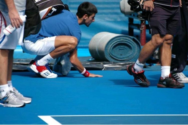 Novak Đoković stigao u Melburn: Poljubio teren za sreću
